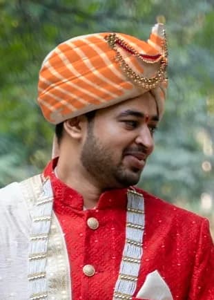 Advait in a Kesariya safa